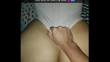 Сочная самка со стоячими сосками мастурбирует свою пизду
